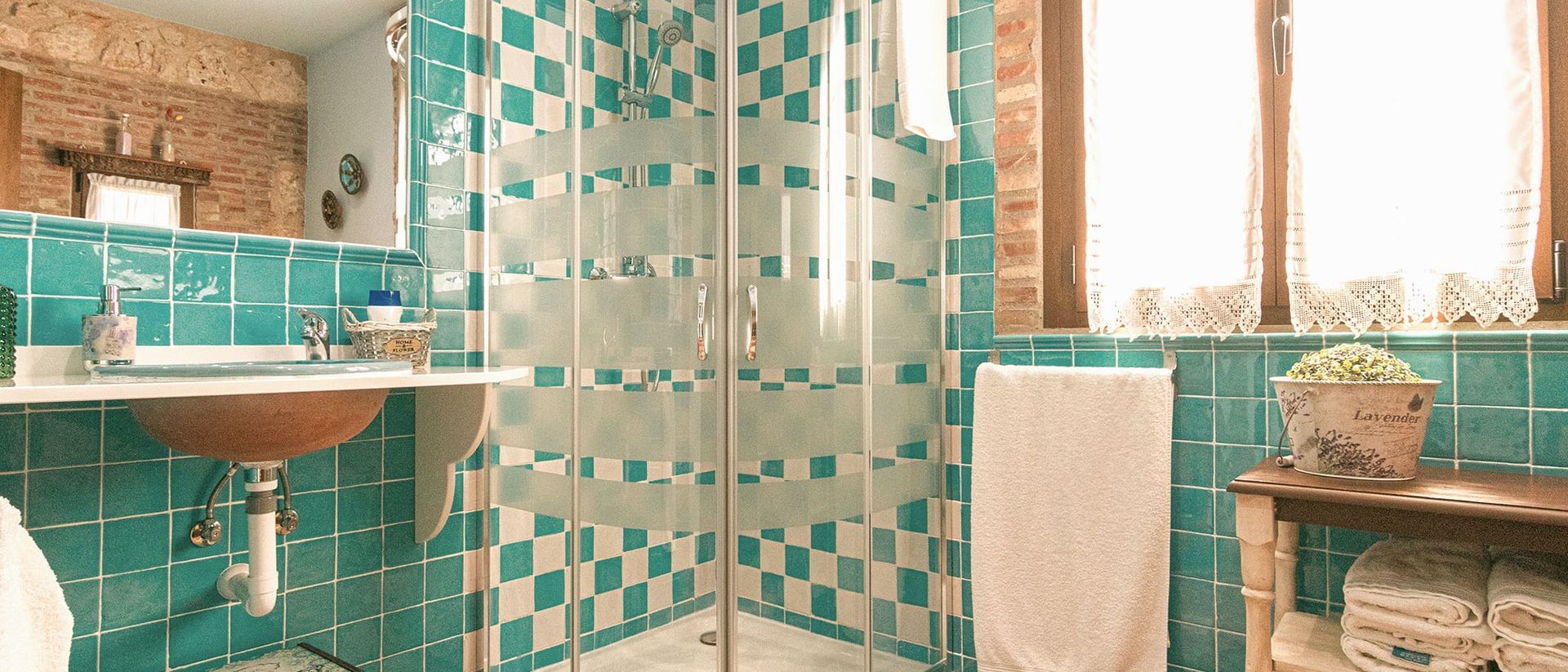 Baño de azulejo verde y blanco con ducha acristalada